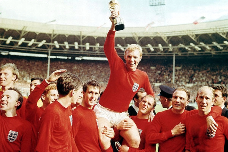 hậu vệ Bobby Moore