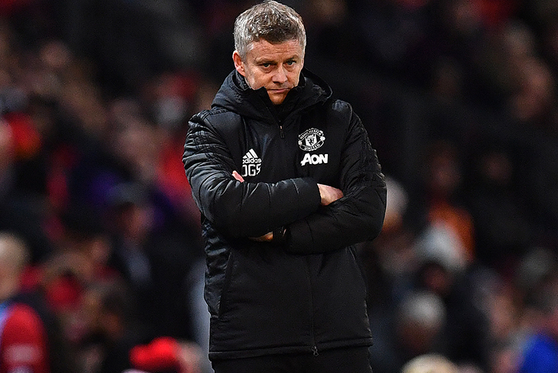 huấn luyện viên Manchester United Solskjaer khoanh tay