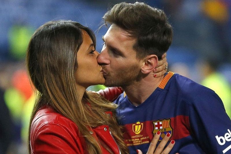 Antonella Roccuzzo hôn messi trên sân bóng