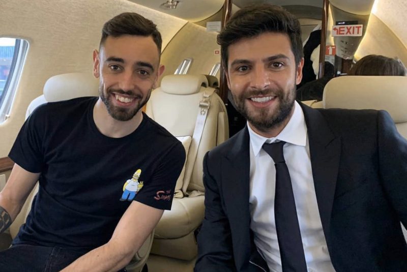 Fabrizio Romano chụp ảnh cùng Bruno Fernandes trước khi anh gia nhập Manchester United