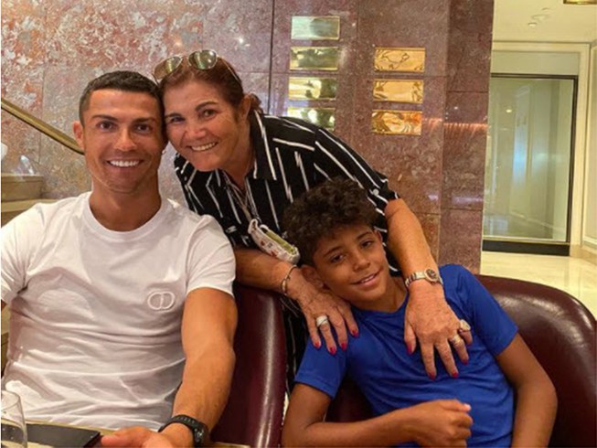 Ngoài ra, CR7 rất chăm chỉ dạy văn hóa cho Ronaldo Jr