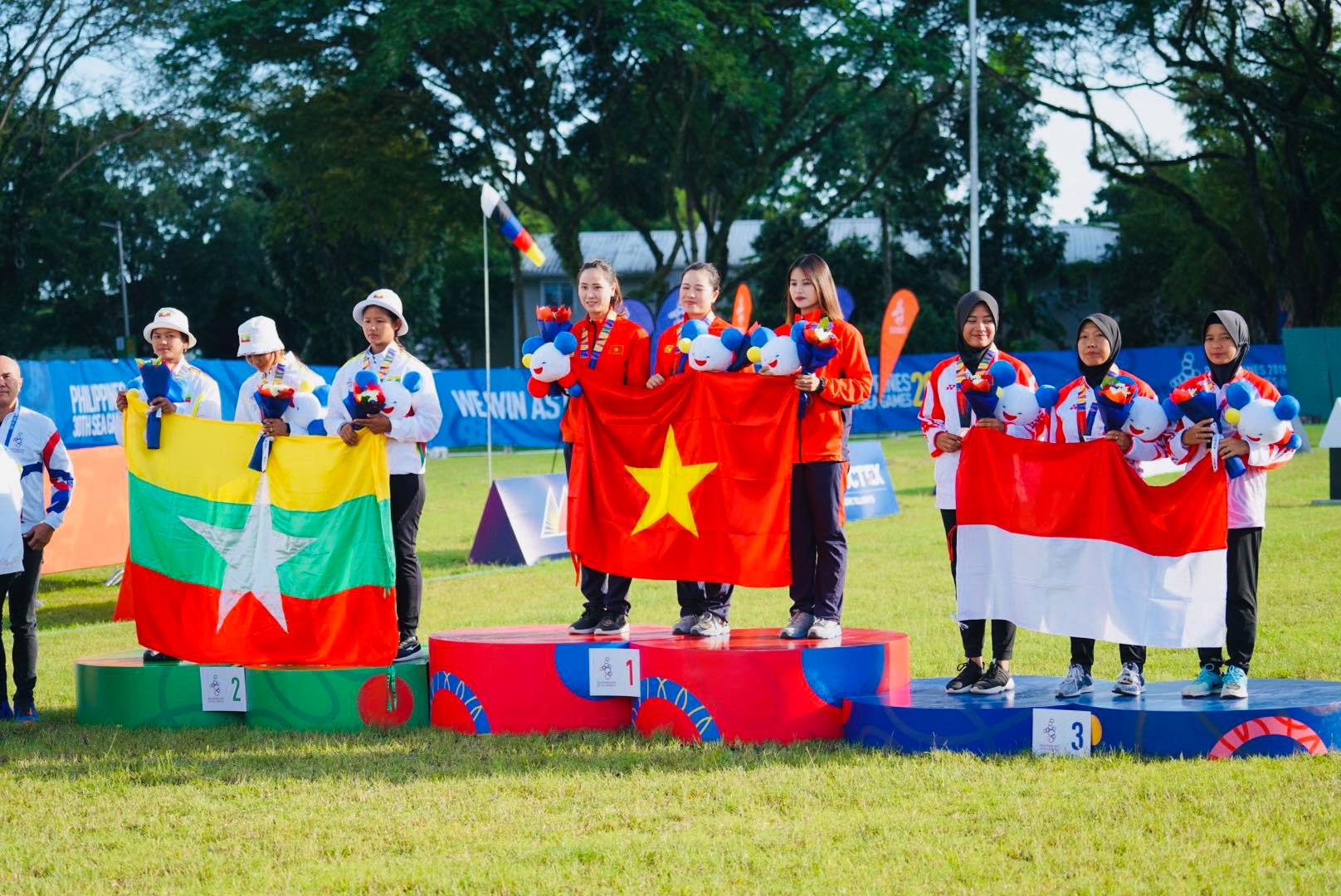 Ánh Nguyệt cùng đồng đội nhận HCV tại Sea Games