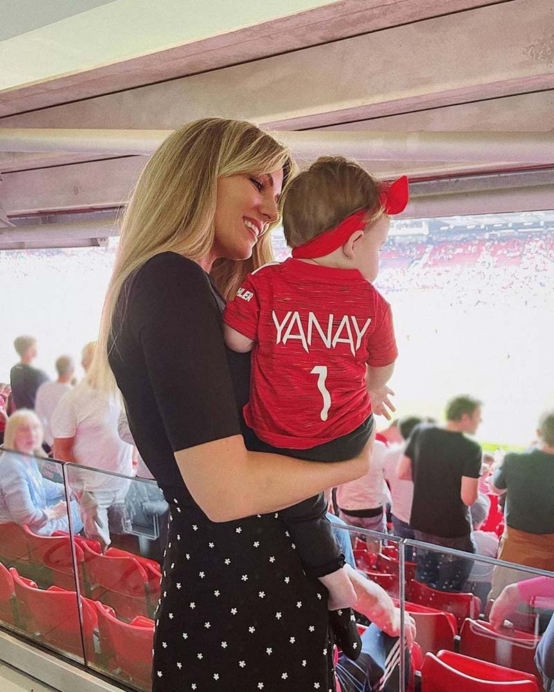 Edurne và cô con gái đầu lòng đến sân cổ vũ cho De Gea