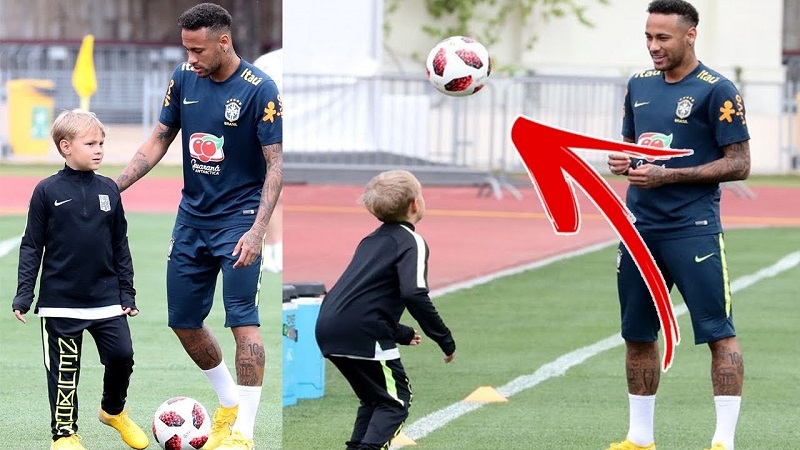 Neymar và cậu con trai David Lucca da Silva Santos cùng nhau chơi bóng