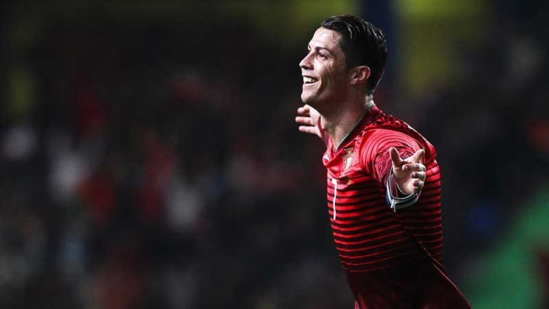 hình ảnh ronaldo an mừng