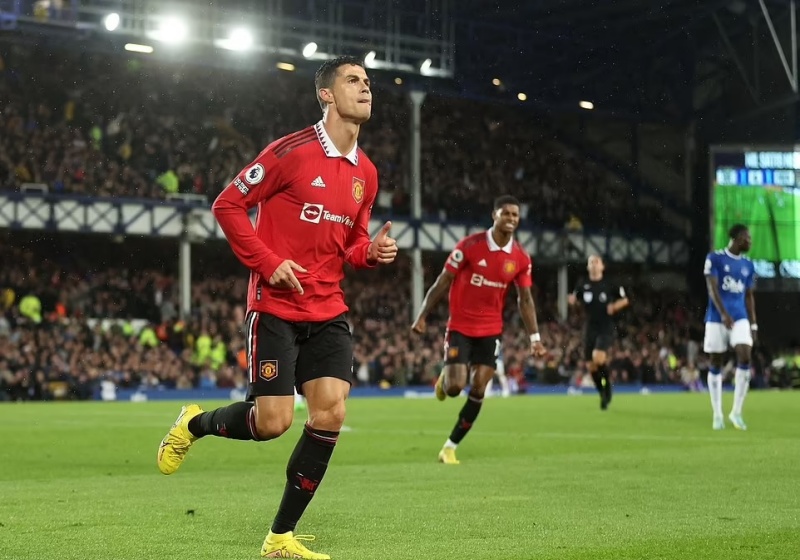 Cristiano Ronaldo ghi bàn thứ 700 trong sự nghiệp ở cấp CLB vào lưới Everton