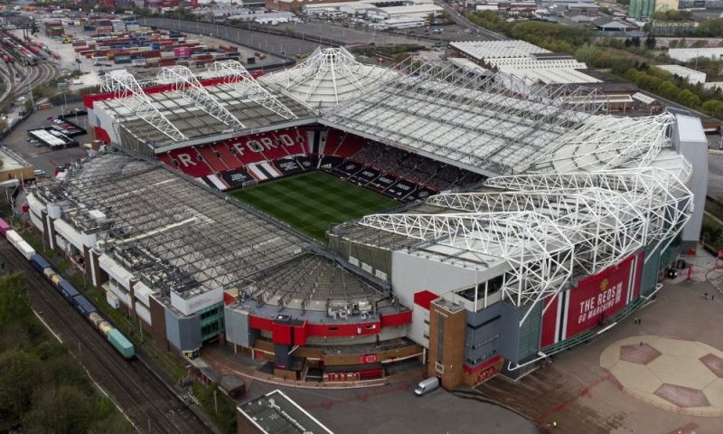 Khung cảnh bên ngoài sân vận động Old Trafford