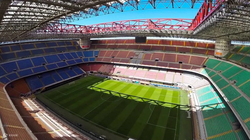 San Siro hay Giuseppe Meazza là sân nhà của AC Milan và Inter Milan