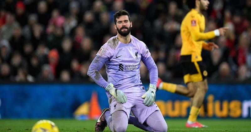 Alisson Becker mắc sai lầm khiến Liverpool bị cầm hòa