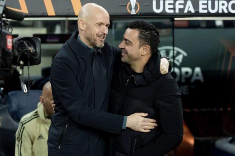 HLV Erik ten Hag đấu trí cùng Xavi Hernández