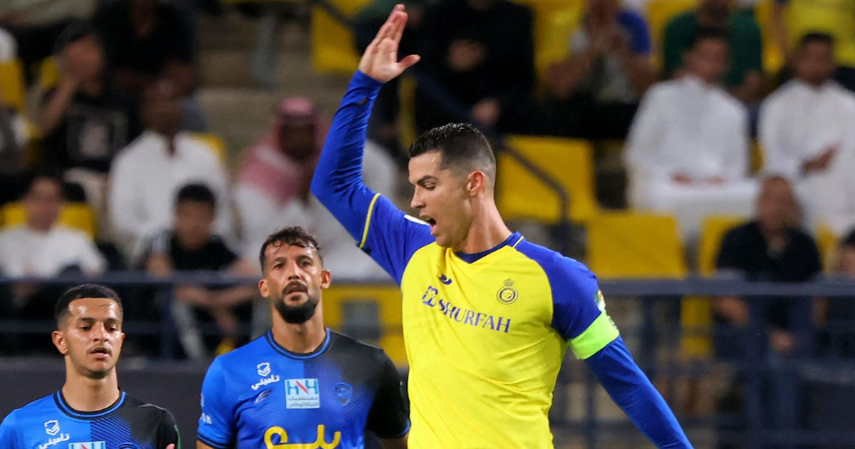 Ronaldo trút giận lên quả bóng, nhận ngay thẻ vàng từ trọng tài