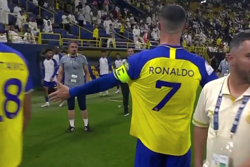 CR7 to tiếng với thành viên ban huấn luyện Al Nassr