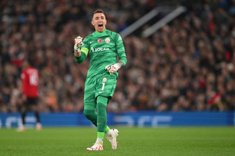 Fernando Muslera nhận vô số lời tán dương cho hành động nhanh trí giúp Rosier